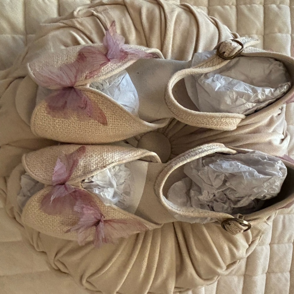 Elegant Women's Cream Sandals with Pink Accents